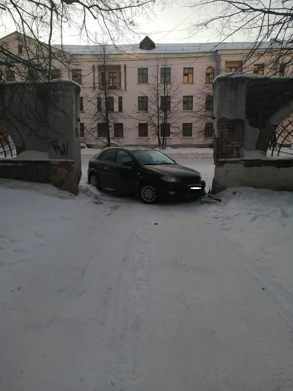 В Краснотурьинске нашлась владелица брошенной машины, угодившей в ДТП