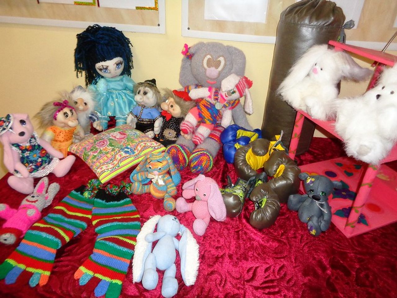 Осужденные женщины сшили детям из детдома игрушки и одежду для кукол