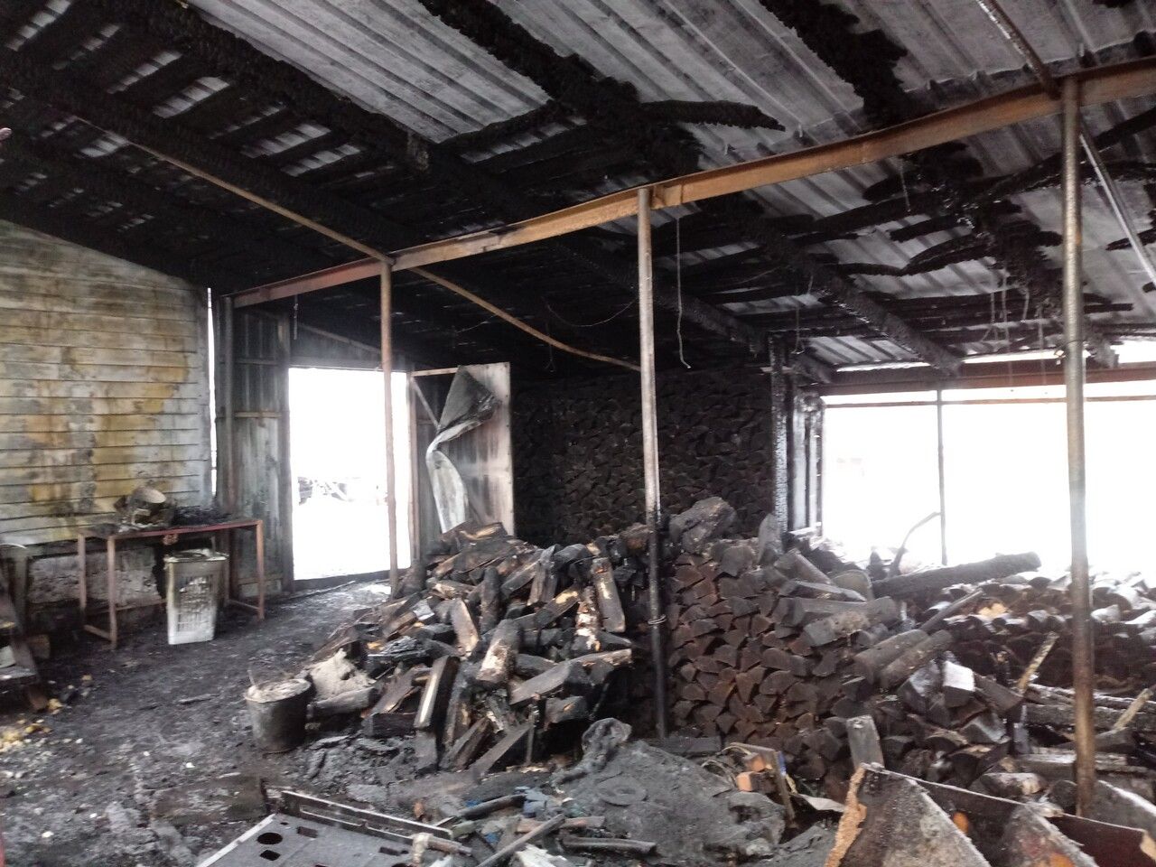 Сгорели склад и дровяник на частном участке 