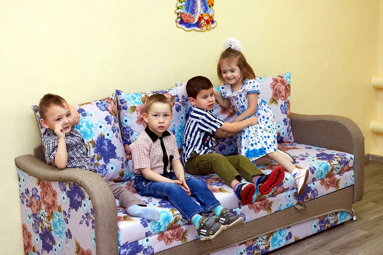 Маленькое большое чудо: детскому отделению КЦСОН подарили диван