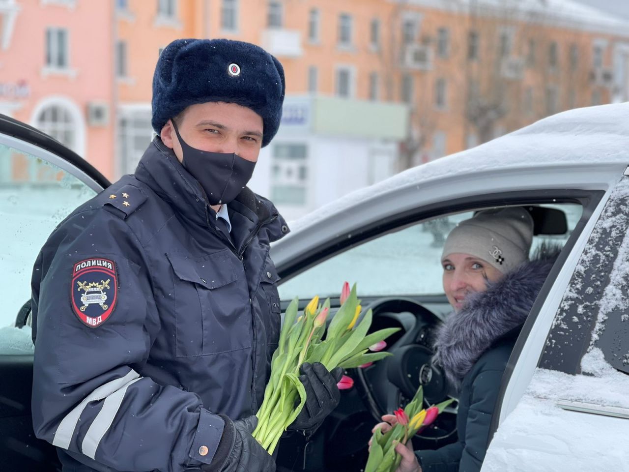 Сотрудники ГИБДД поздравили водительниц тюльпанами 