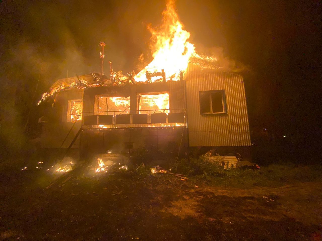 В пригороде Краснотурьинска сгорел дом 