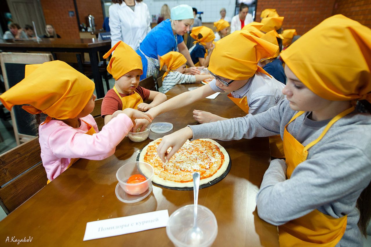 15 детей поучаствовали в мастер-классе по приготовлению пиццы