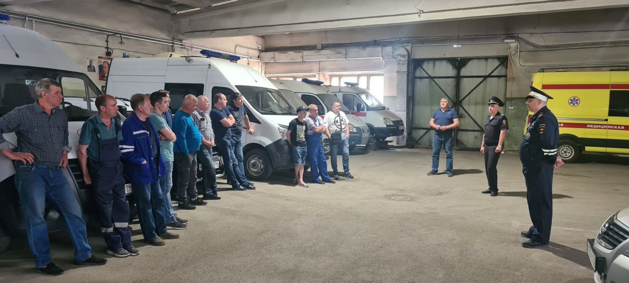 Сотрудники ГИБДД встретились с водителями «Скорых»: призвали не нарушать ПДД и быть вежливыми