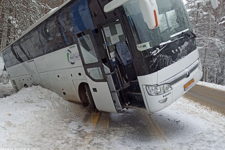 На Серовском тракте автобус из Краснотурьинска сбил пешехода и слетел в кювет