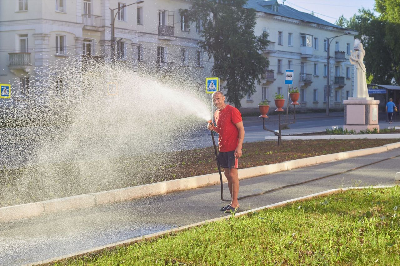 Предприятия должны дважды в жаркий день поливать асфальт. В Краснотурьинске приняли новые правила благоустройства 