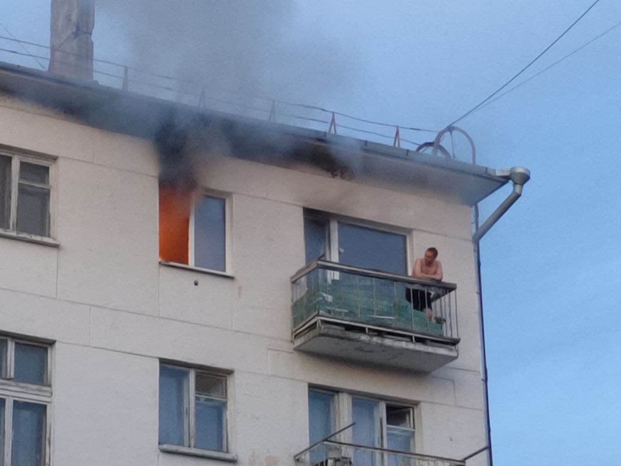 В центре города мужчина спасался от пожара на балконе пятого этажа