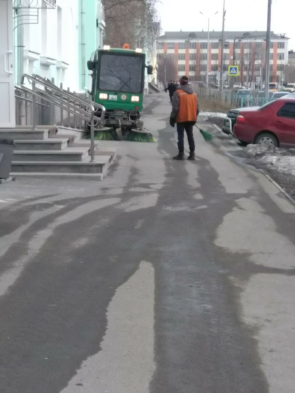 В Краснотурьинске начали убирать улицы от щебня