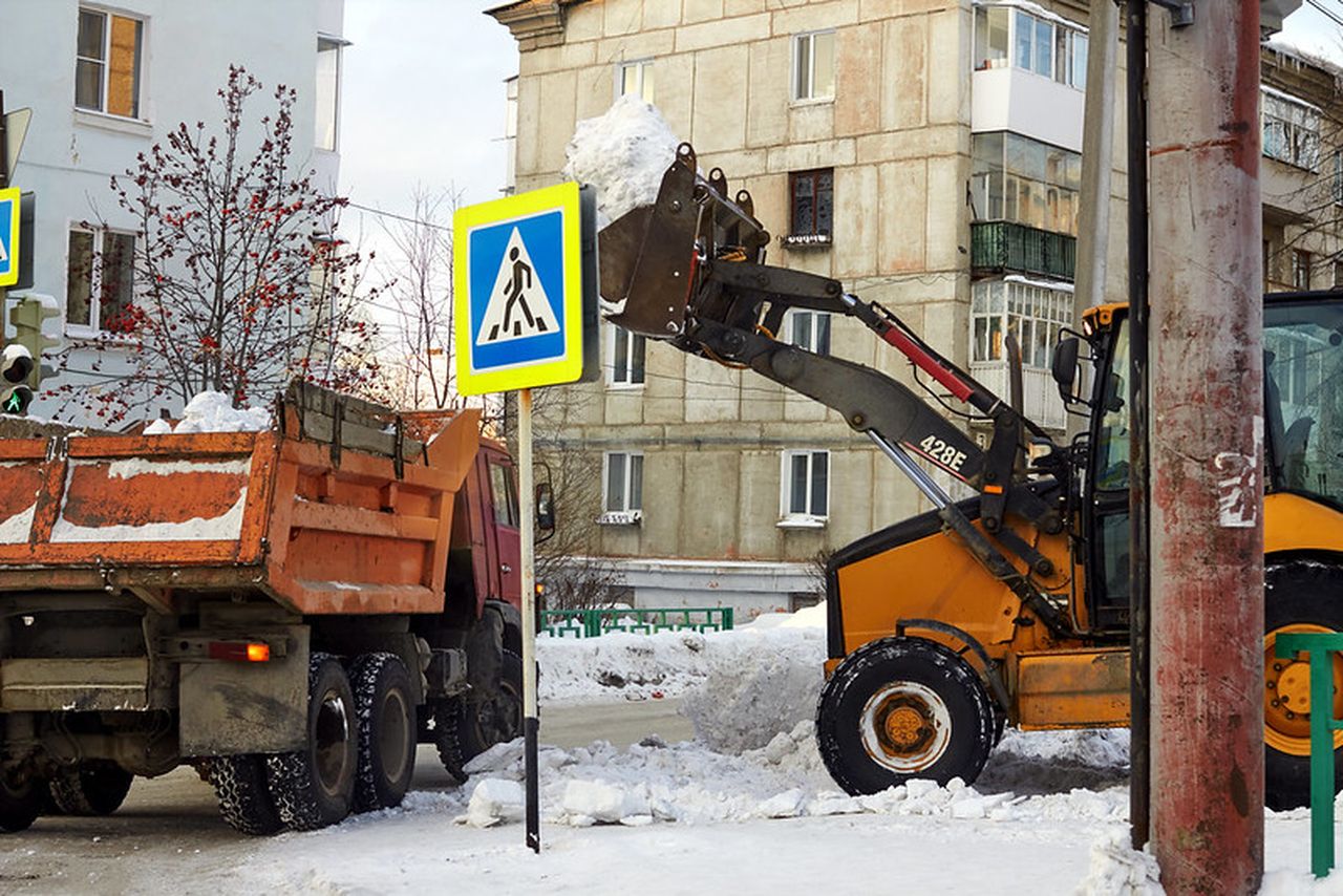 В Краснотурьинске началась уборка снежных валунов, но проблема еще актуальна