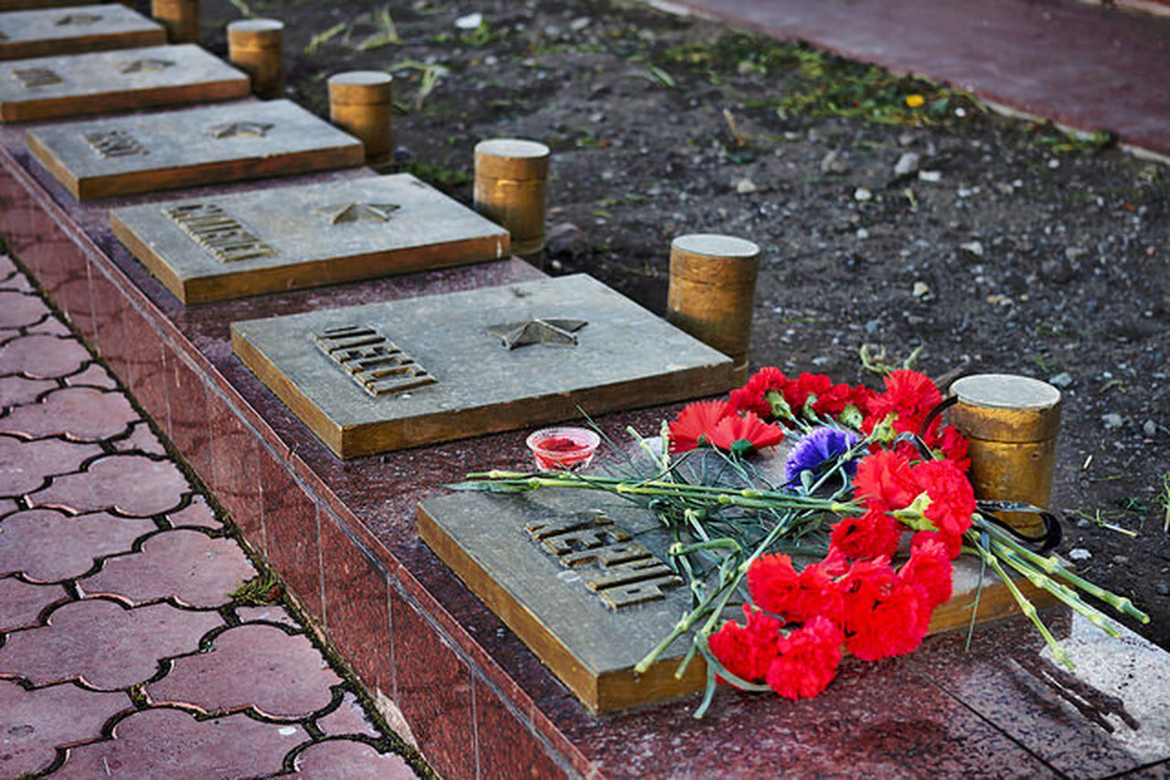 Краснотурьинцы стали приносить цветы в память о трагедии в Керчи