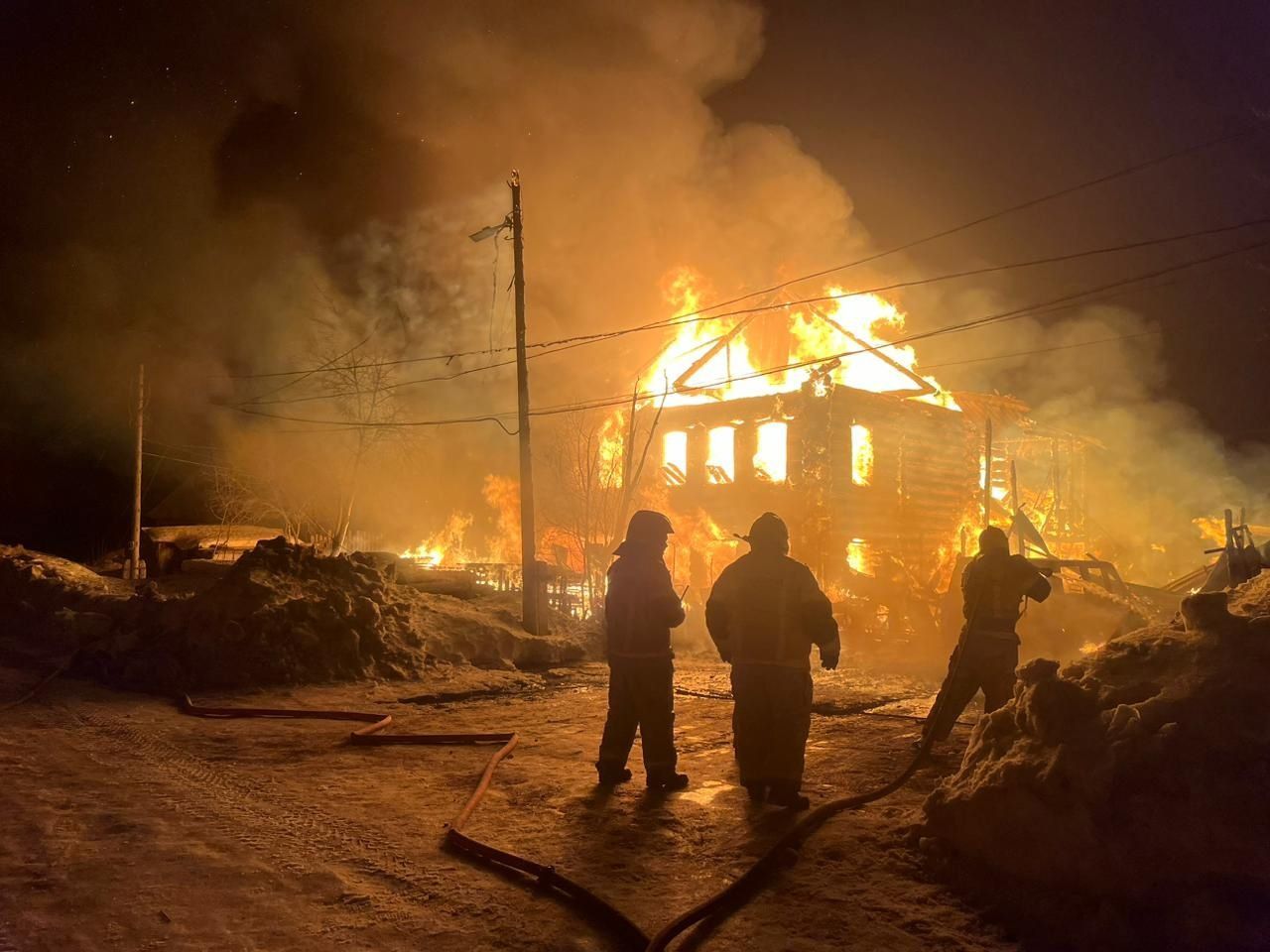 «Выбежала в одной ночнушке». В пожаре на Суходойке сгорело все имущество семьи