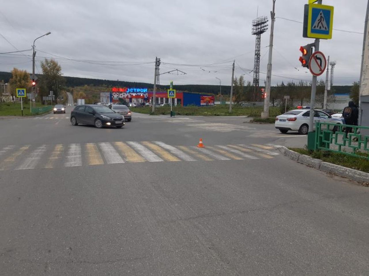 На перекрестке улиц Чкалова и Ленинского Комсомола сбили 8-летнюю девочку. Ребенок шел на красный свет