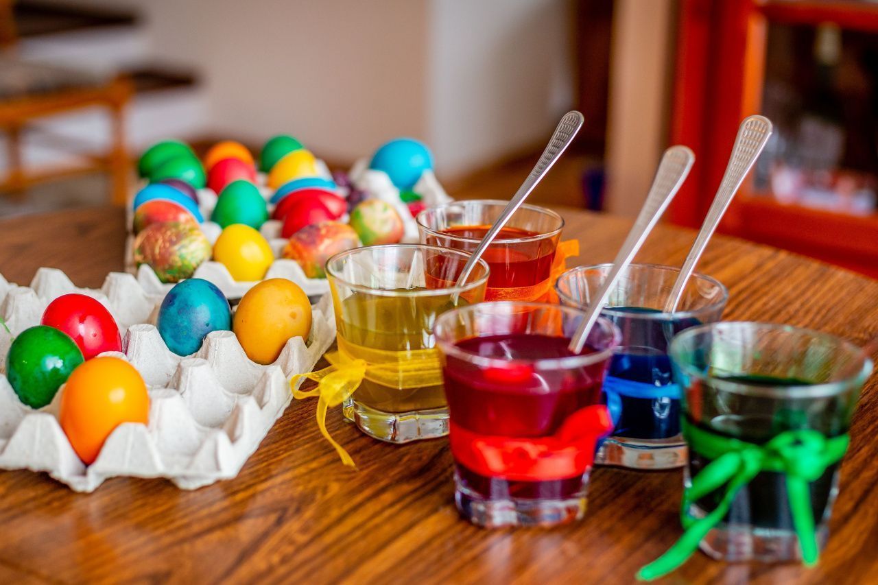 Готовимся к Пасхе: четыре способа покрасить яйца