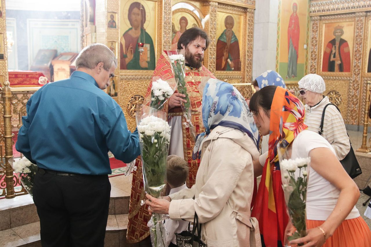 В краснотурьинском соборе женщинам дарили цветы