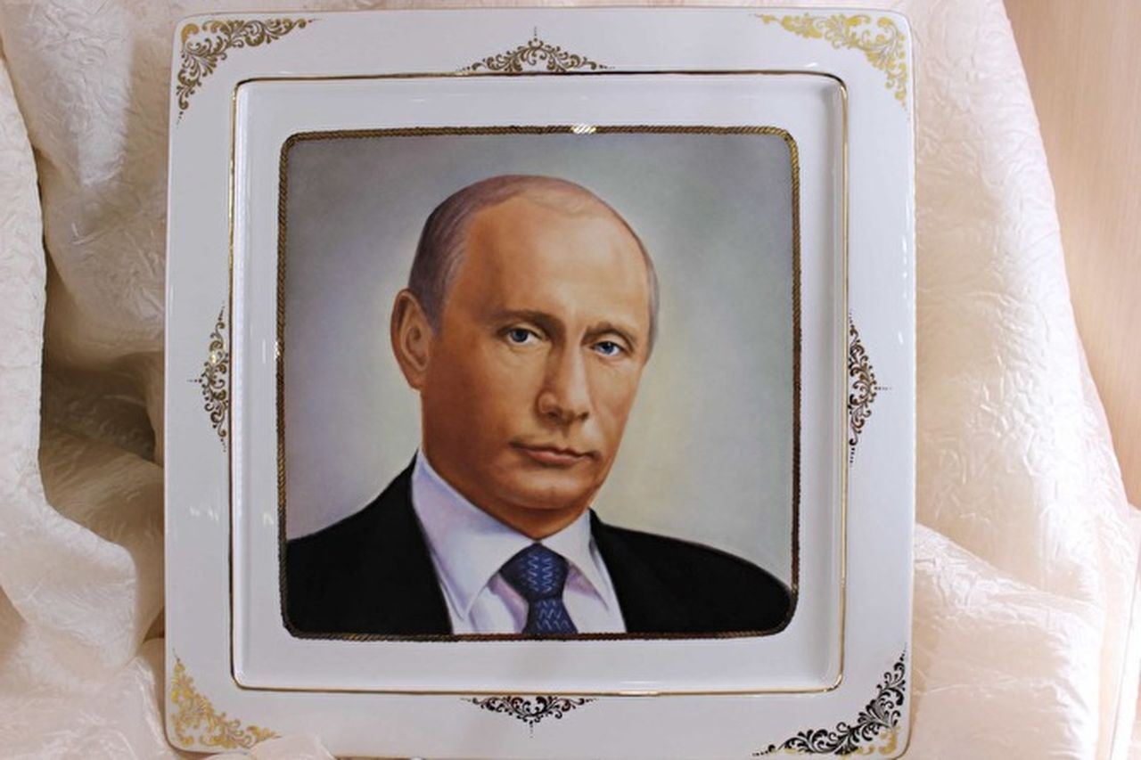 "Фарфор Сысерти" начал продавать тарелки с Путиным за 32 тысячи рублей