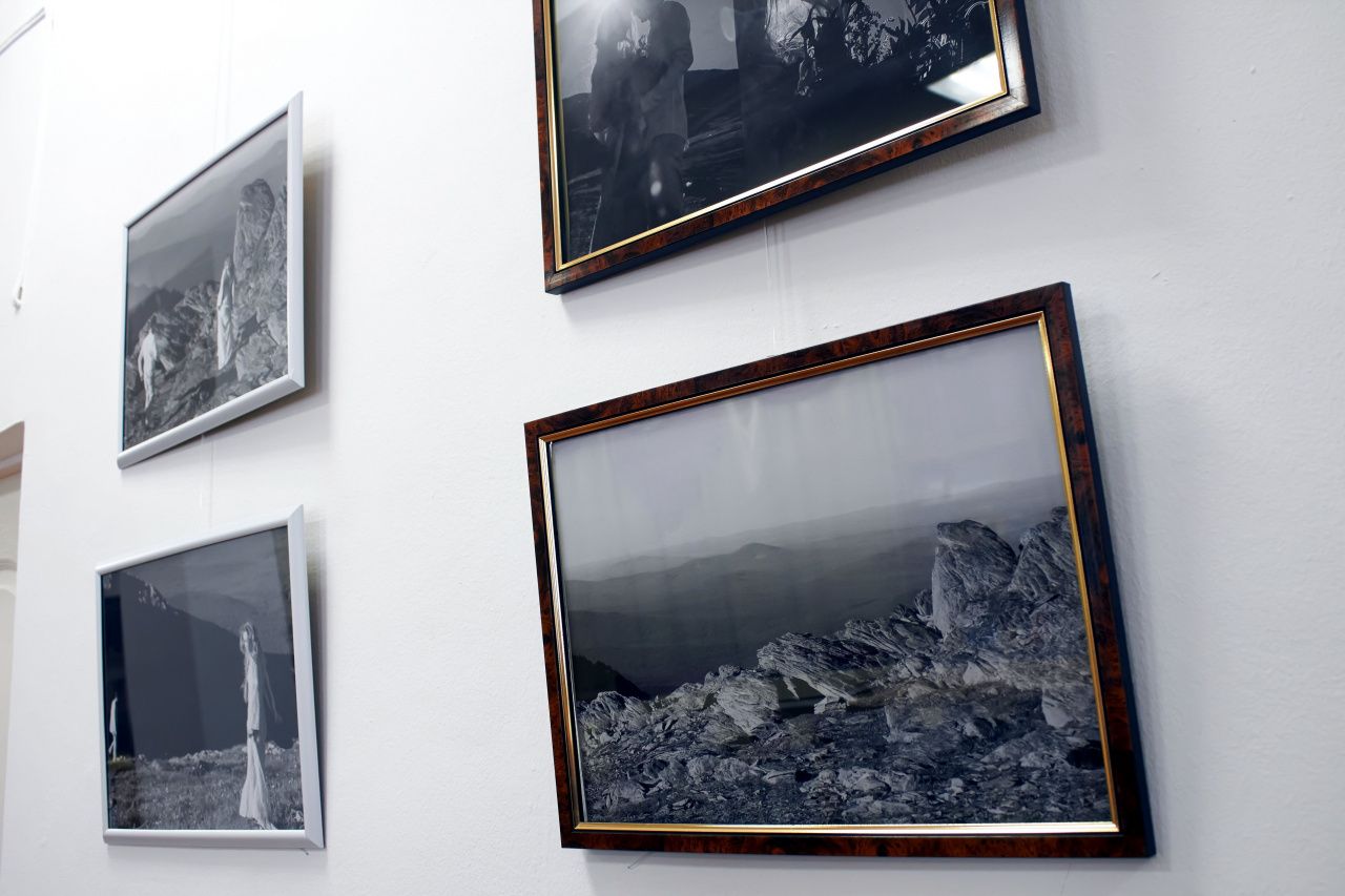“Снимки посвящены любви”: в библиотеке открылась фотовыставка Елены Костиной