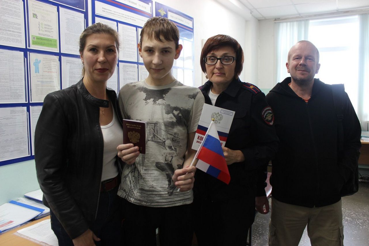 Паспорт и триколор получил юный житель Краснотурьинска в День государственного флага