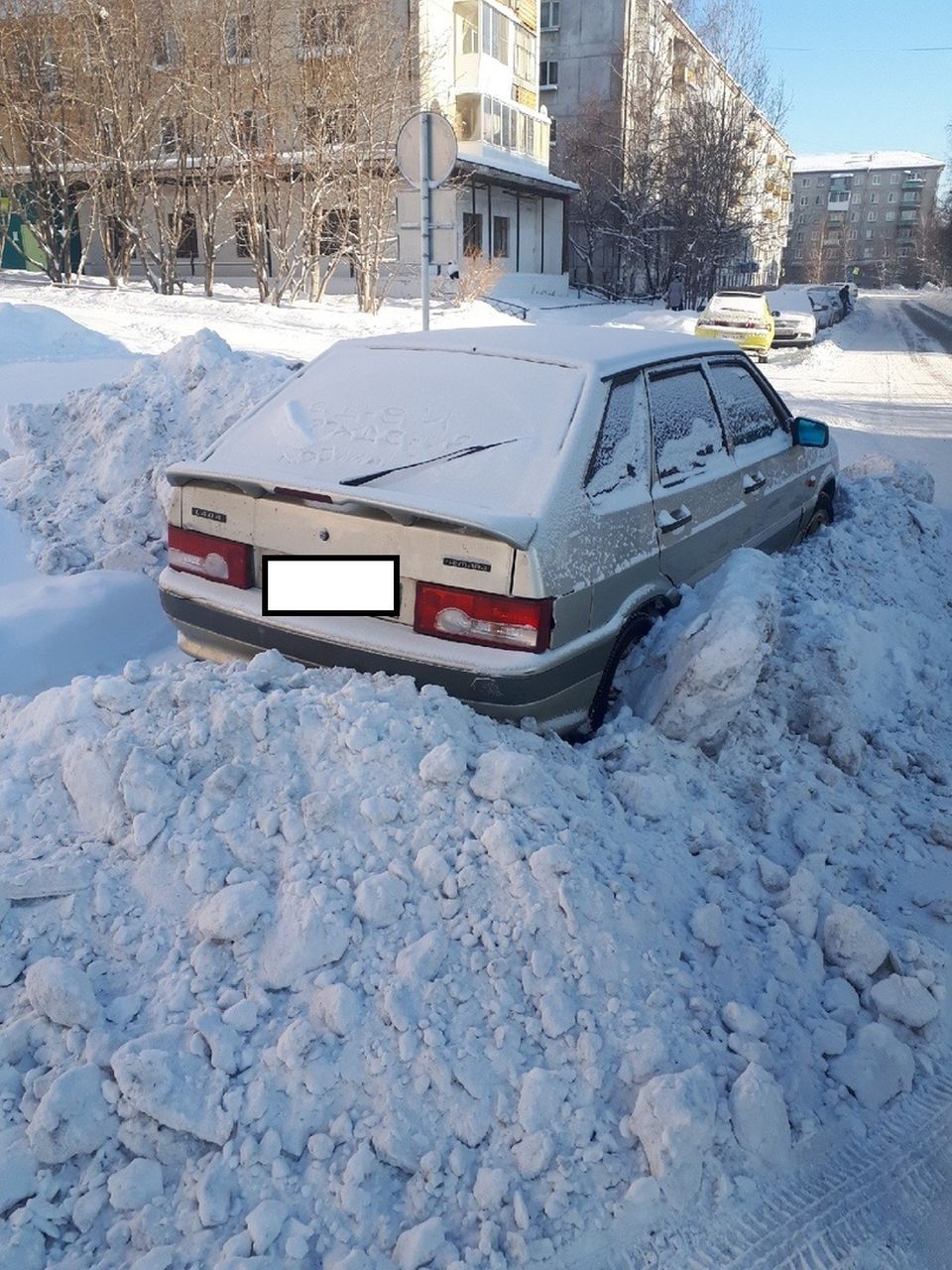 Водители жалуются на уборщиков снега. После чистки дорог авто приходится откапывать