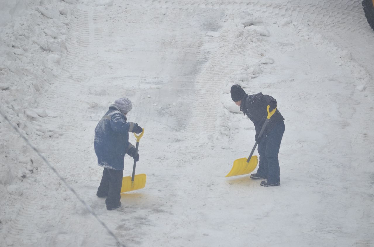 Мэр об уборке снега во дворах: управляющие компании работают «через пинок»