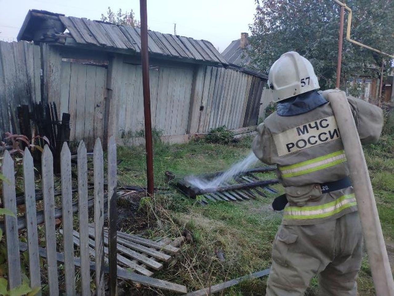 В Краснотурьинске дважды поджигали забор. Подозреваемого установили