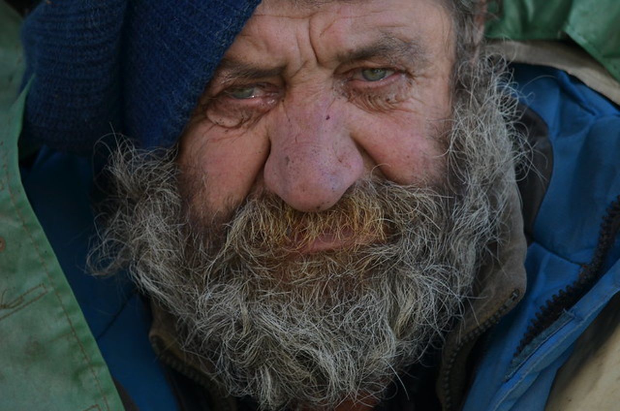 «Я не живу, а существую». 56-летний бомж спит под дождем и ест один раз в день