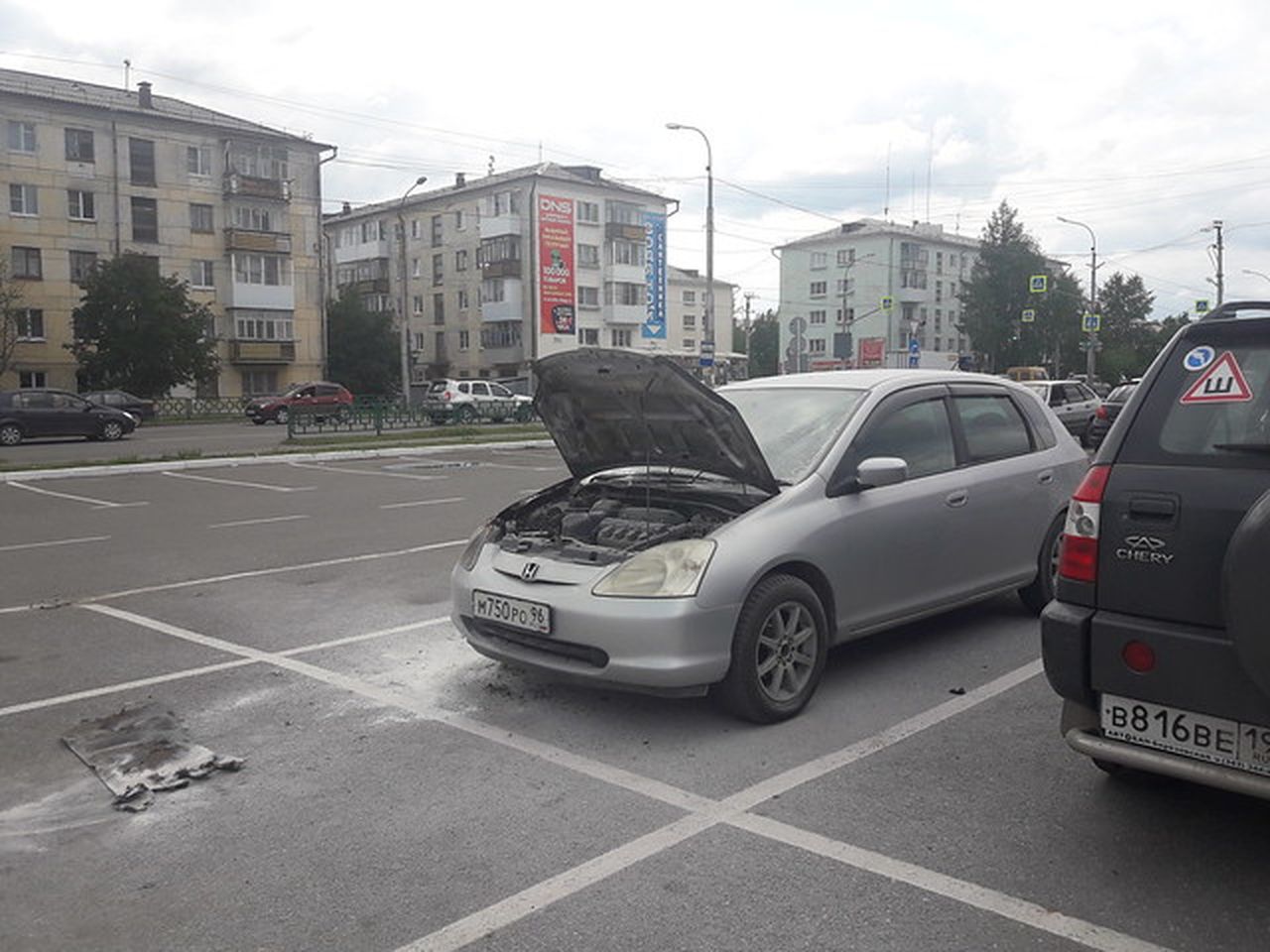 Неравнодушные водители потушили пламя в иномарке на парковке ТК «Столичный»