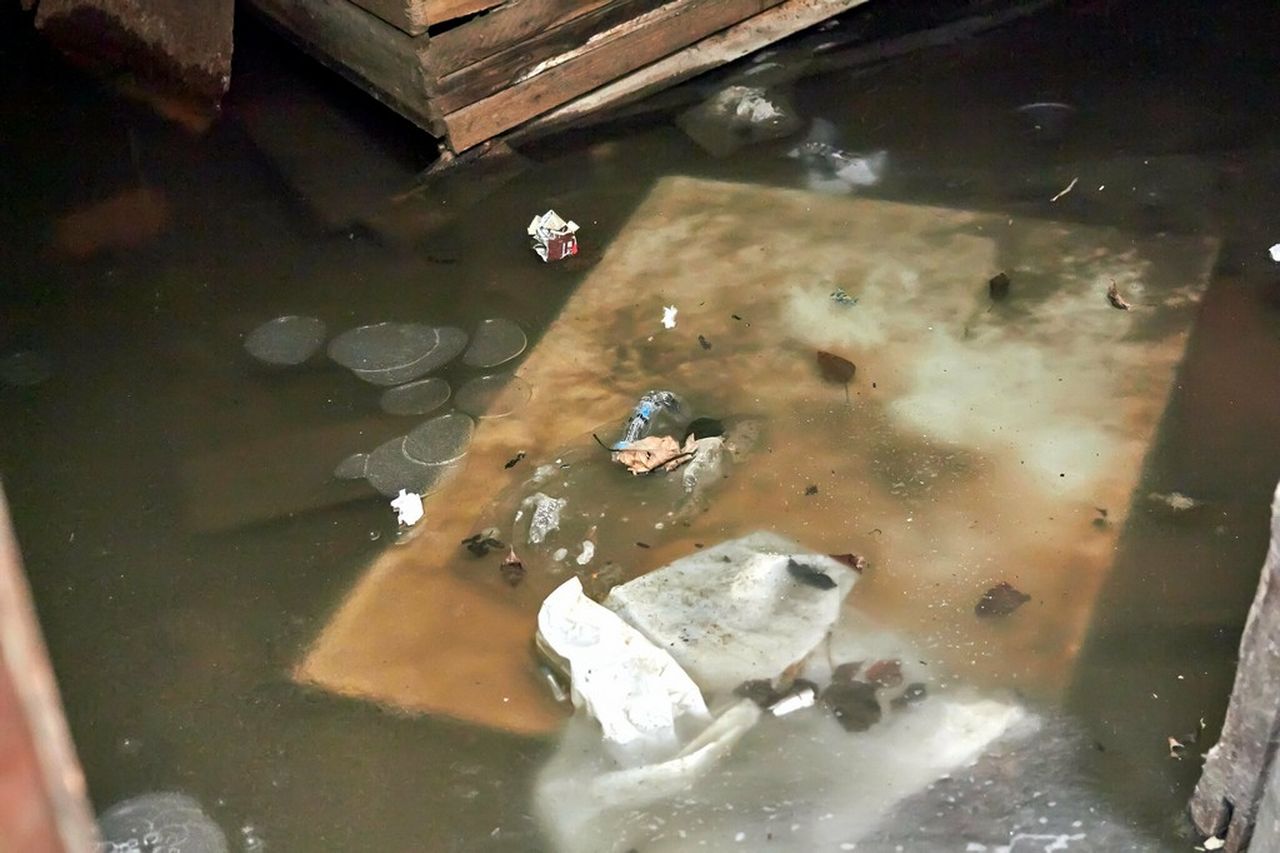 Вода из ниоткуда: подвал многоквартирного дома топит уже больше месяца