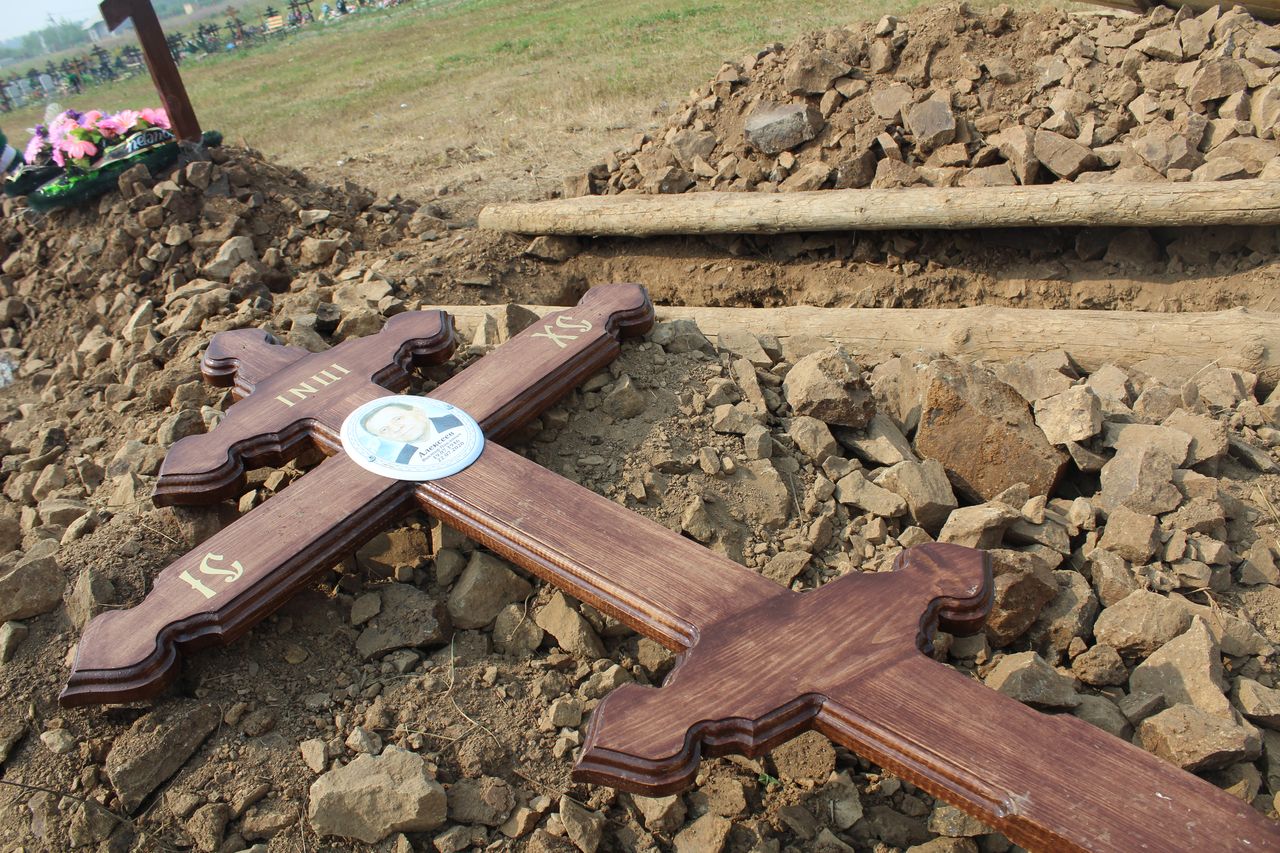 Скандал на кладбище: родственники опознали тело Еремеева. Мужчина действительно лежал в чужой могиле