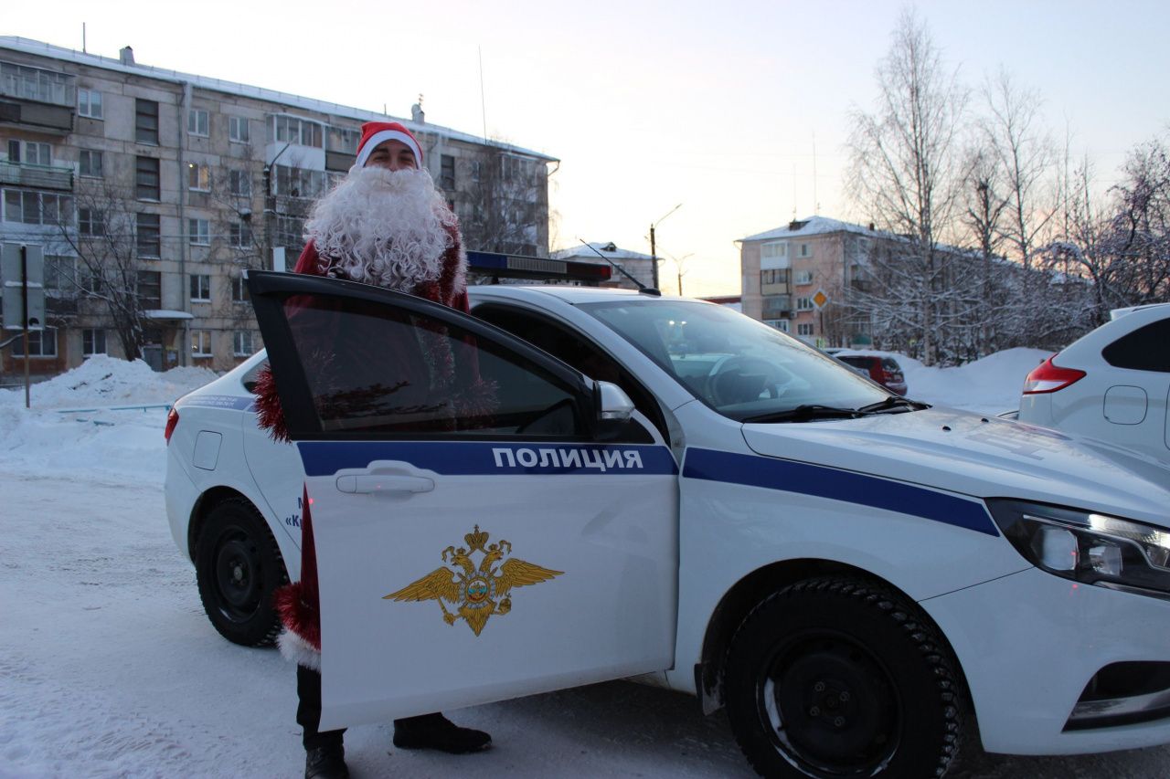 Полицейский Дед Мороз поздравил детей участников СВО с наступающим Новым годом