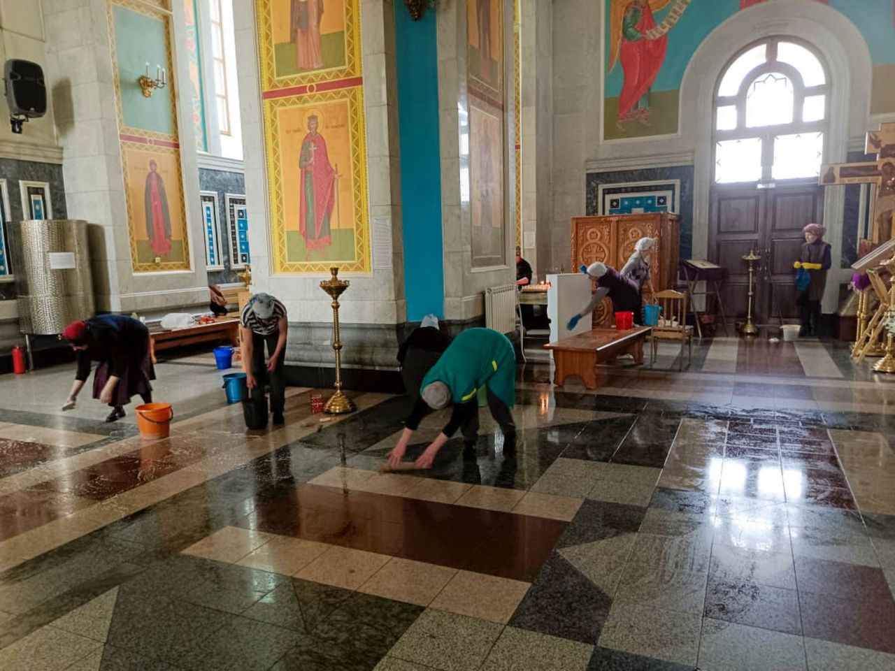 К Пасхе православные провели уборку в соборе
