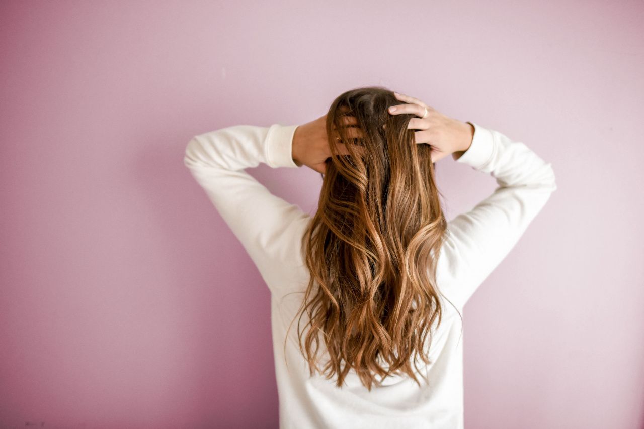 Почему волосы вдруг начинают выпадать и когда это перестает быть нормой?