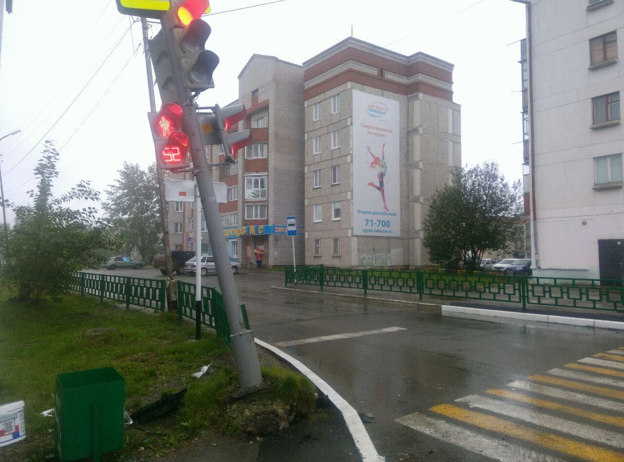 Причиной повреждения светофора на перекрестке улиц Ленина и Карпинского стало ДТП