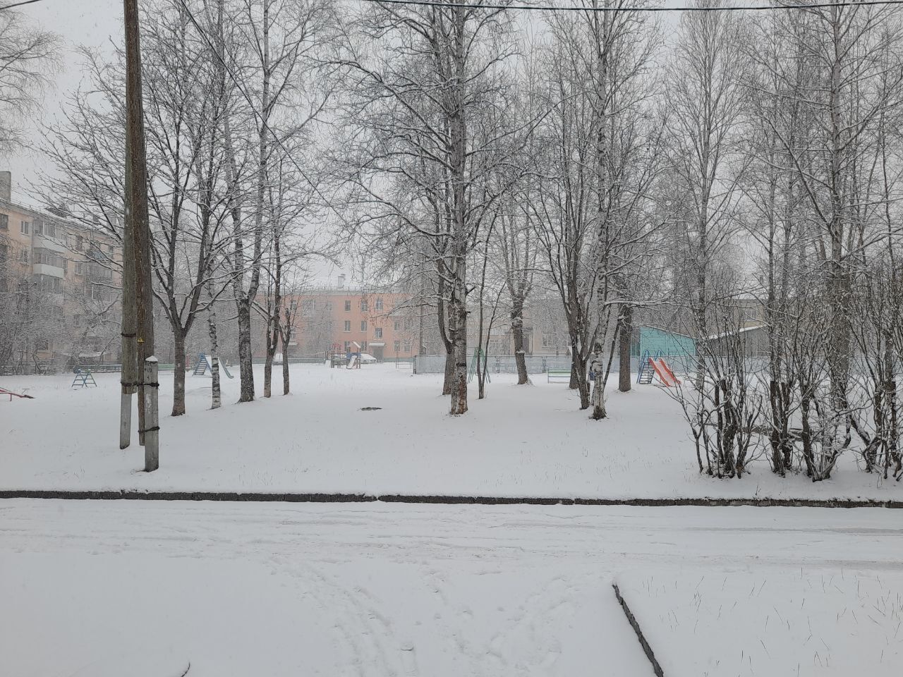 30 апреля в Краснотурьинске выпал снег: "сегодня лучше из дома не выходить"