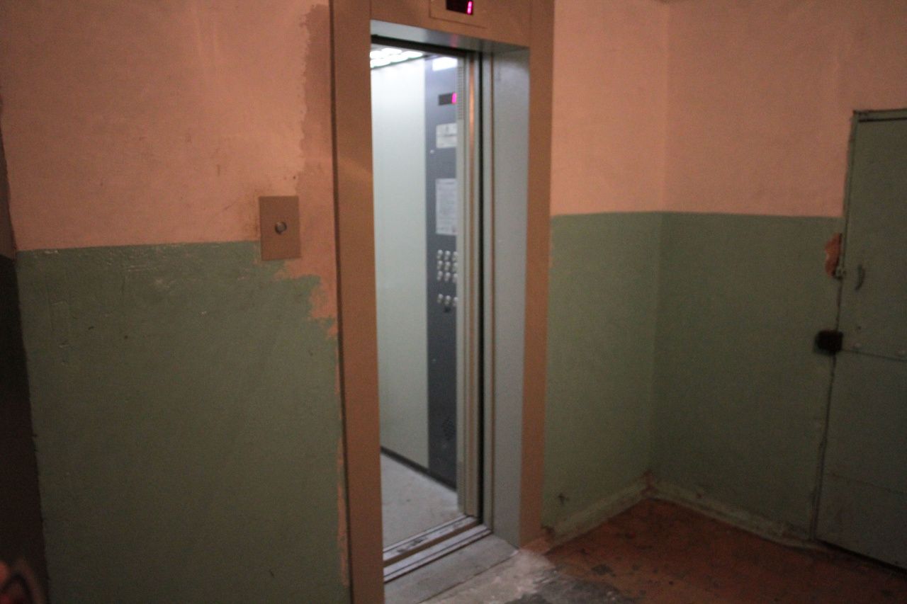 Пьяные горожане поломали недавно установленный лифт