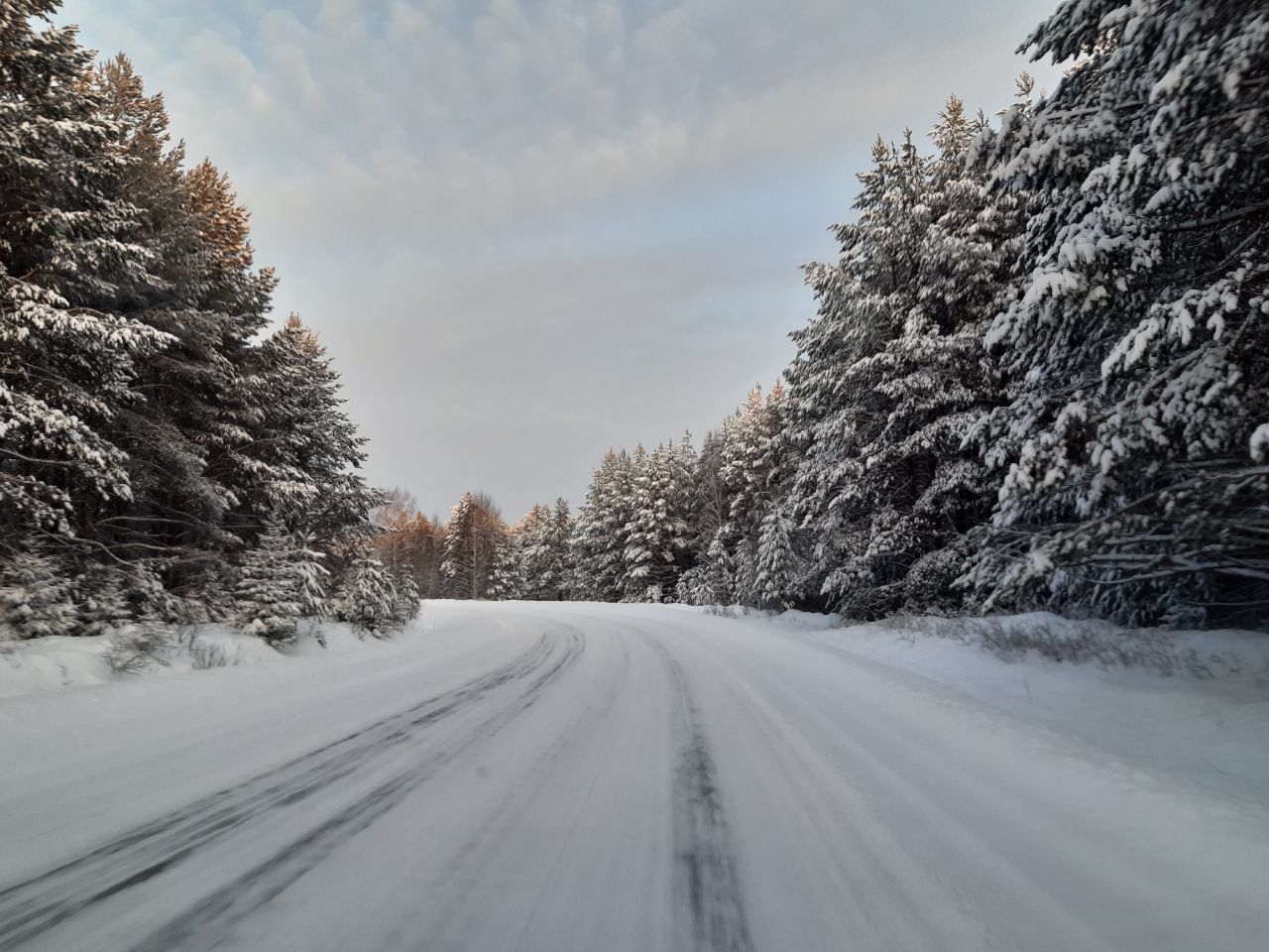 Синоптики, МЧС и ГИБДД предупреждают о снегопадах и ледяном дожде в Свердловской области