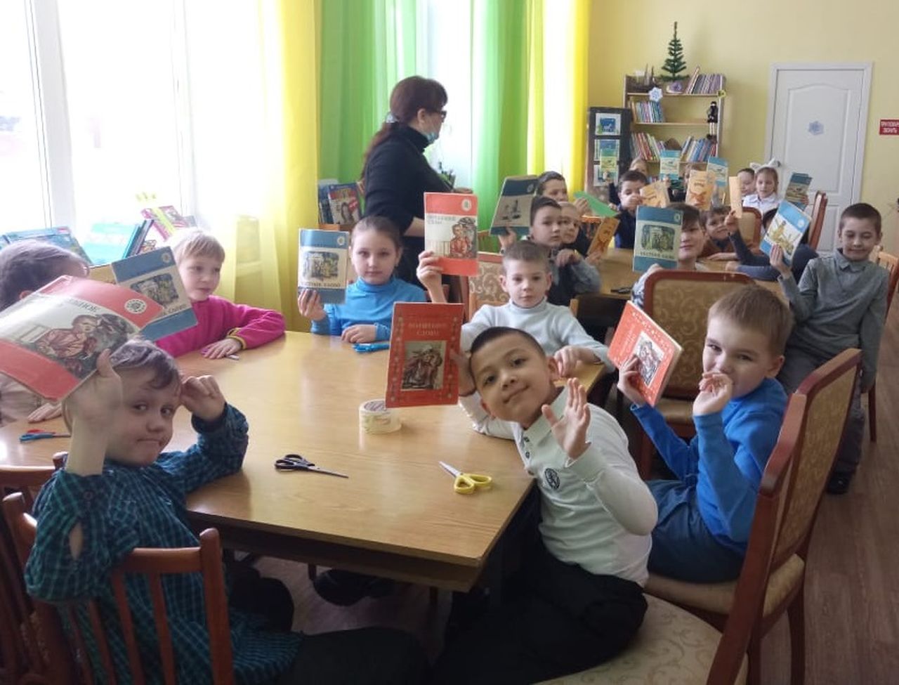 Школьники собрали книги для детского приюта и отремонтировали библиотечные издания