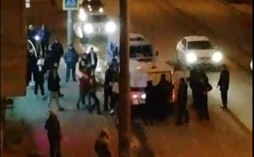 На улице Попова около 30 подростков устроили массовую драку. Нападали даже на женщин и полицию