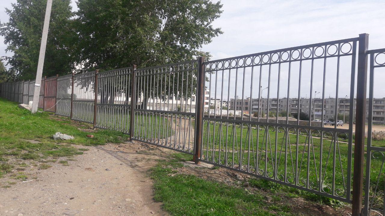 Горожане ломают новый школьный забор ради собственного удобства