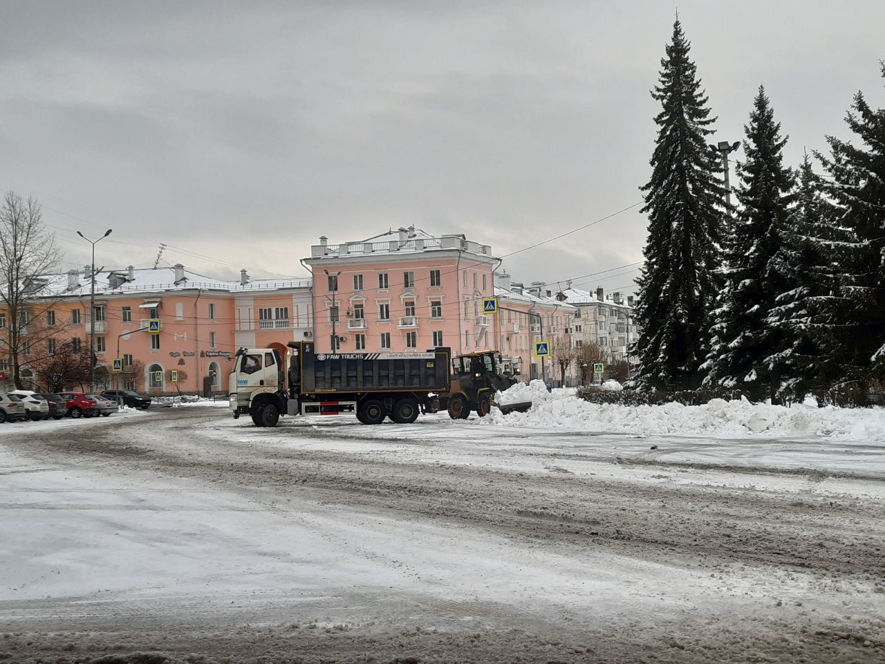 Более 20 единиц техники вывели дорожники на расчистку снега в Краснотурьинске и за городом