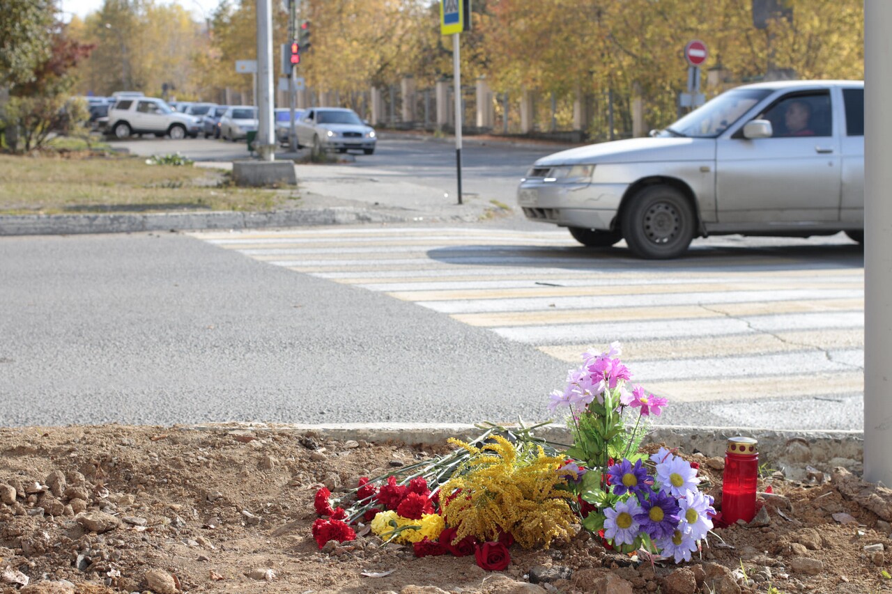 Сегодня похоронили десятилетнего мальчика, погибшего в аварии. К месту ДТП люди несут цветы и свечи