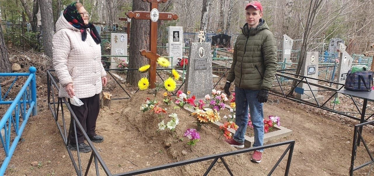 Сотрудники ИК-16 помогли прибраться на могиле ветерана воспитательной колонии