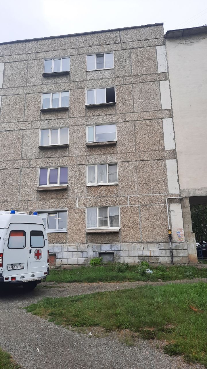 В Краснотурьинске из окна выпала пенсионерка. Женщина погибла на месте