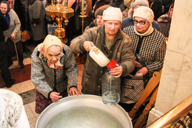 В Краснотурьинске раздали более 40 тонн святой воды 