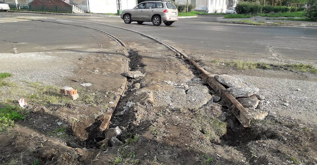 В Краснотурьинске демонтируют старые трамвайные рельсы на перекрестках