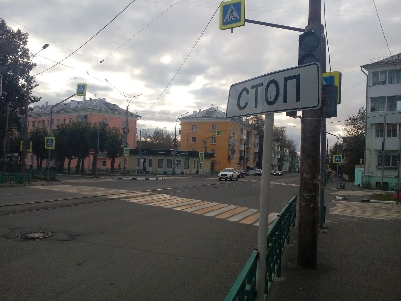 Большегруз сломал светофор за миллион рублей и «вырубил» свет во дворах 