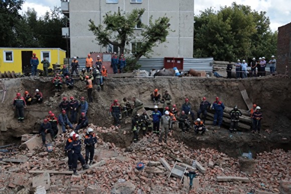 Число погибших при обрушении стены здания в Новосибирске выросло до трех человек