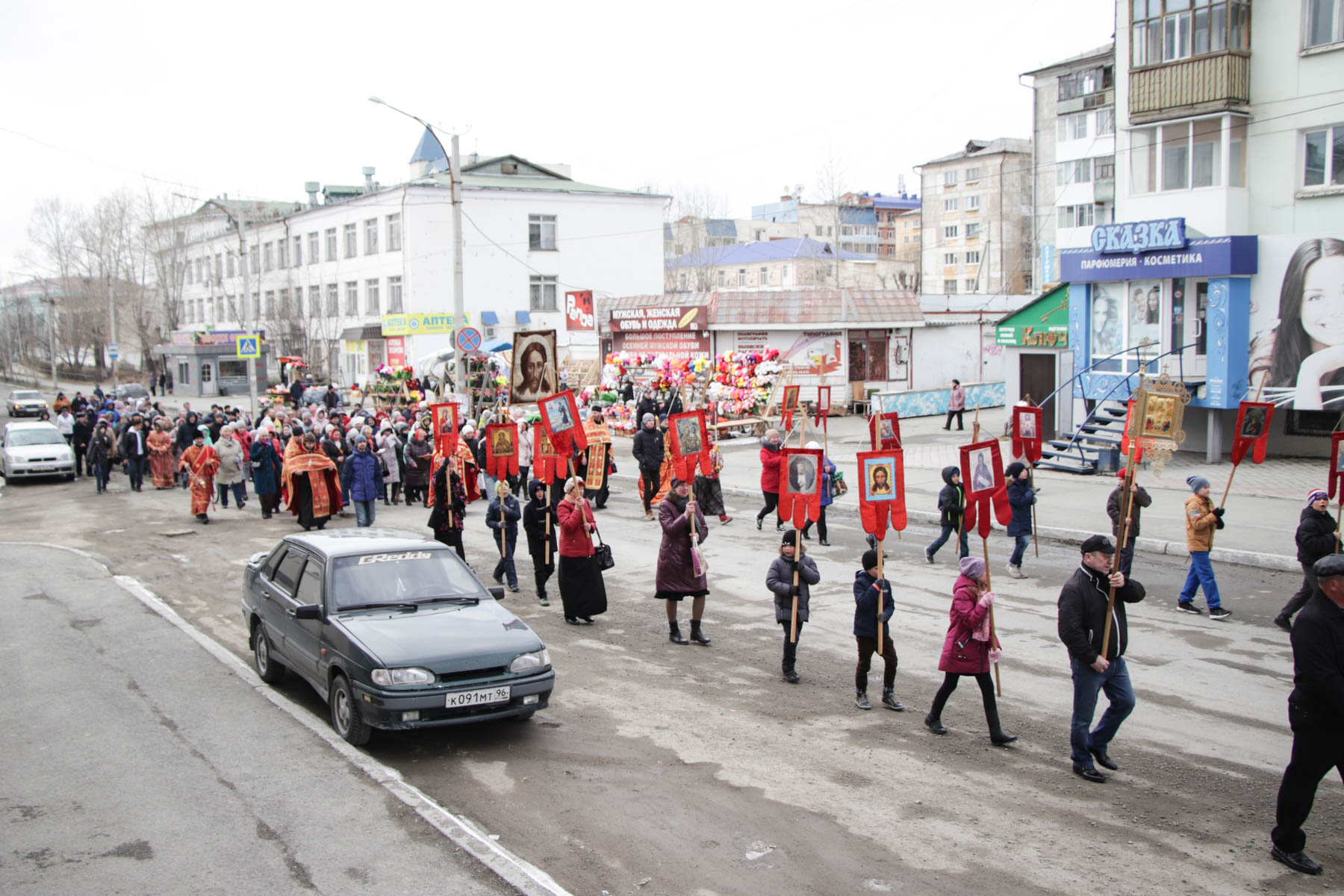 Крестный ход в Краснотурьинске впервые прошел без благодатного огня. Из-за снегопада