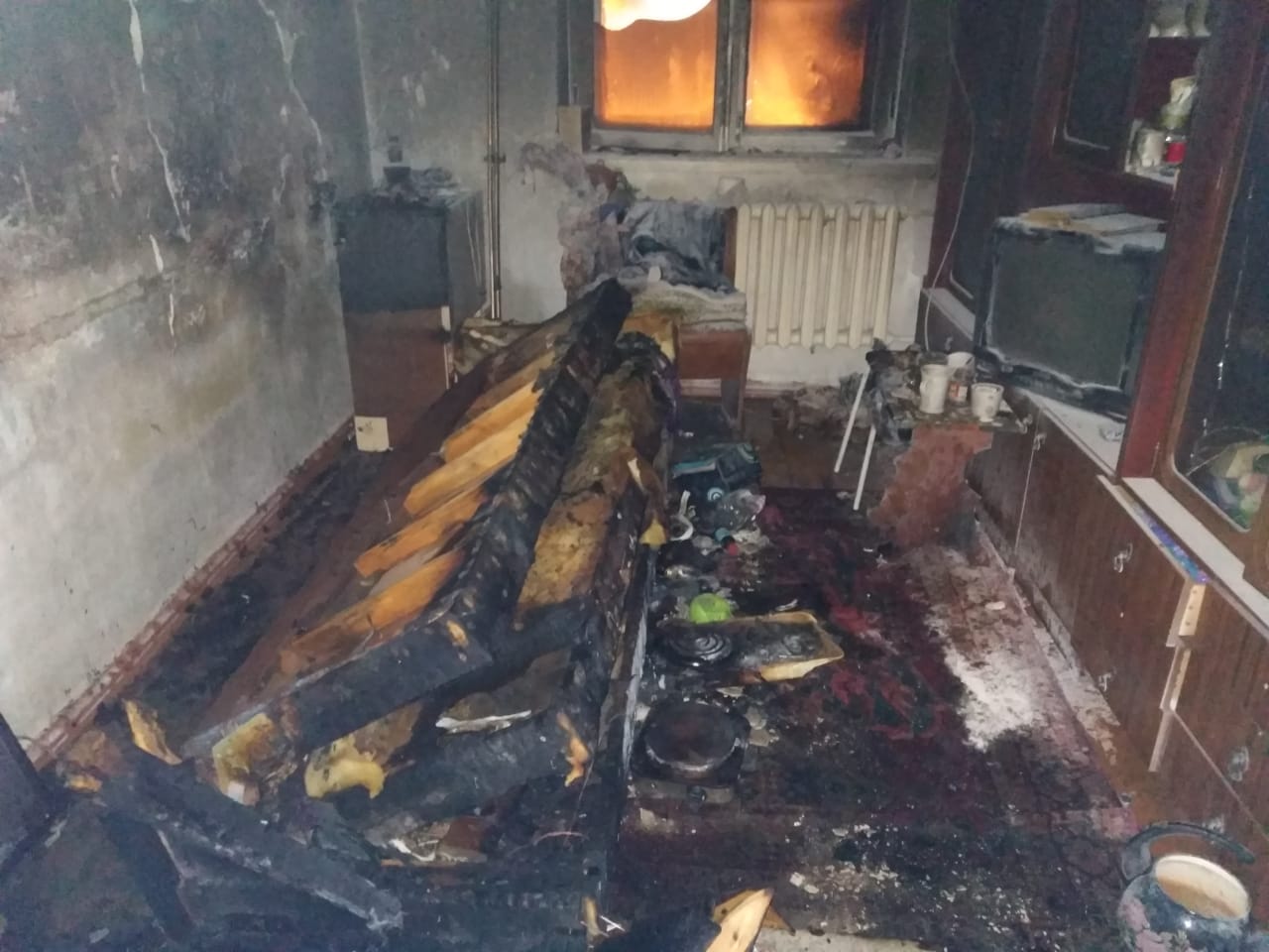 Из-за нетрезвой женщины произошел пожар в общежитии. Эвакуировали 16 человек