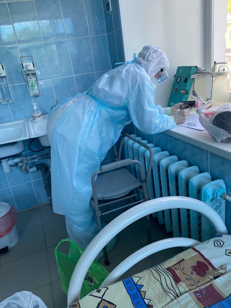Врачи в Карпинске, по словам Татьяны, очень стараются помочь пациентам и делают все, что в их силах. Фото из больничной палаты предоставлено Татьяной.