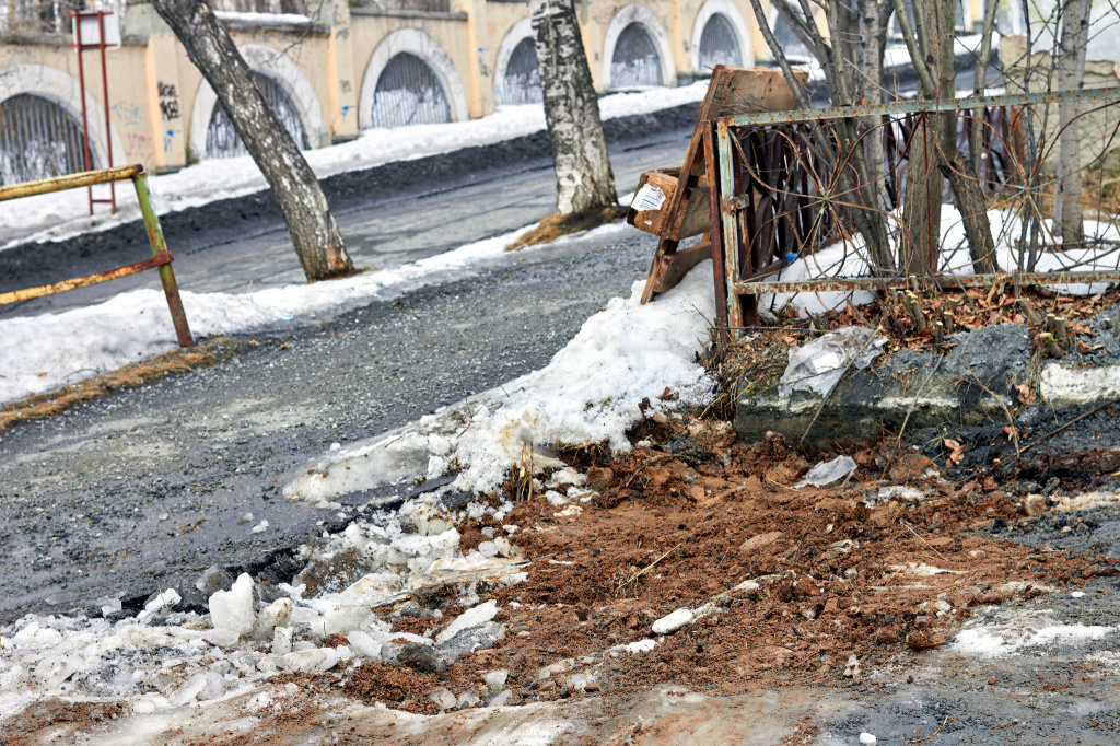 Яму на улице Карпинского закопали вскоре после произошедшего с собакой. Фото: Вадим Аминов, "Вечерний Краснотурьинск".